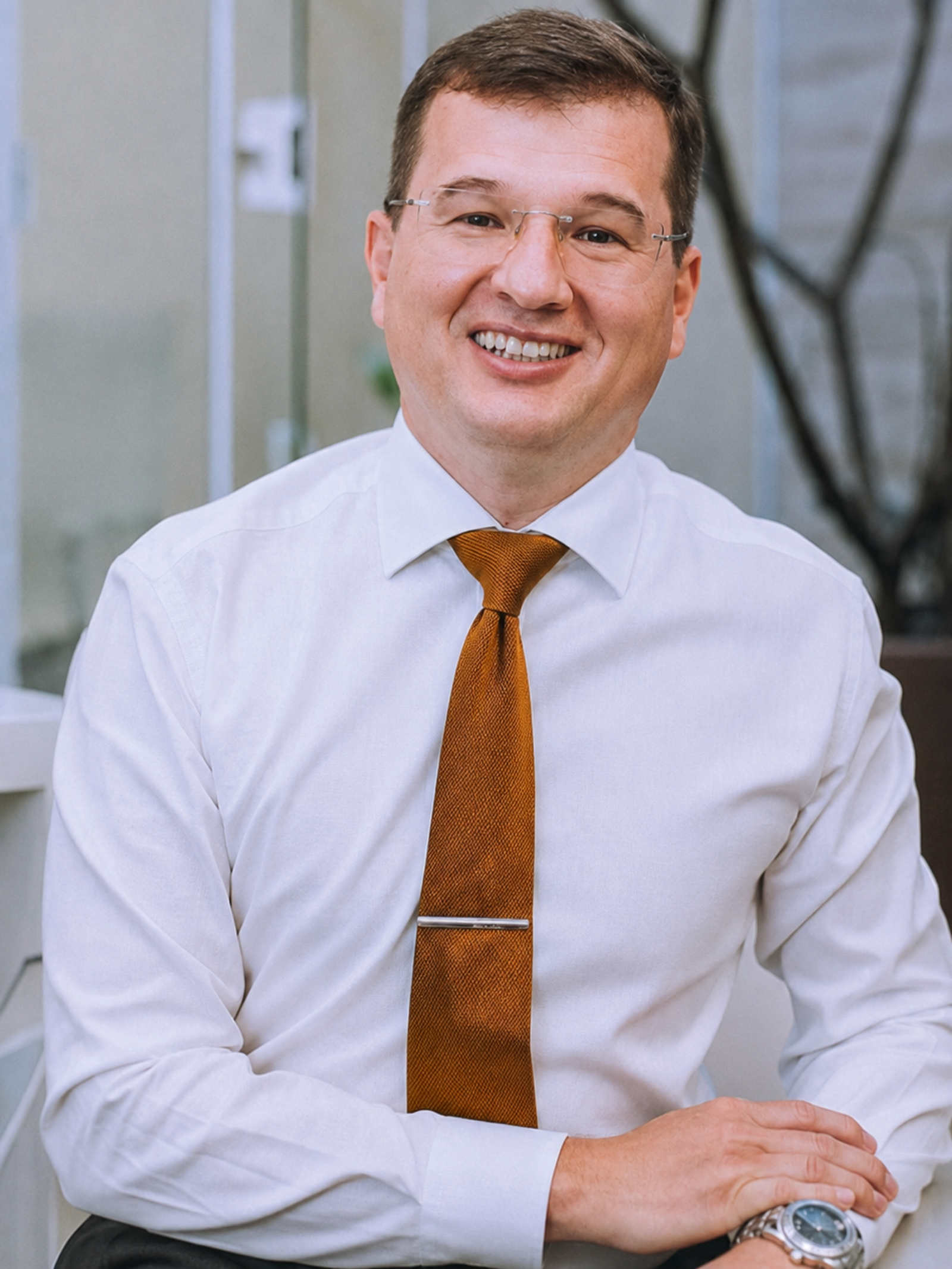 Dr. Giovanni Gasperini — retrato profissional em jaleco cirúrgico